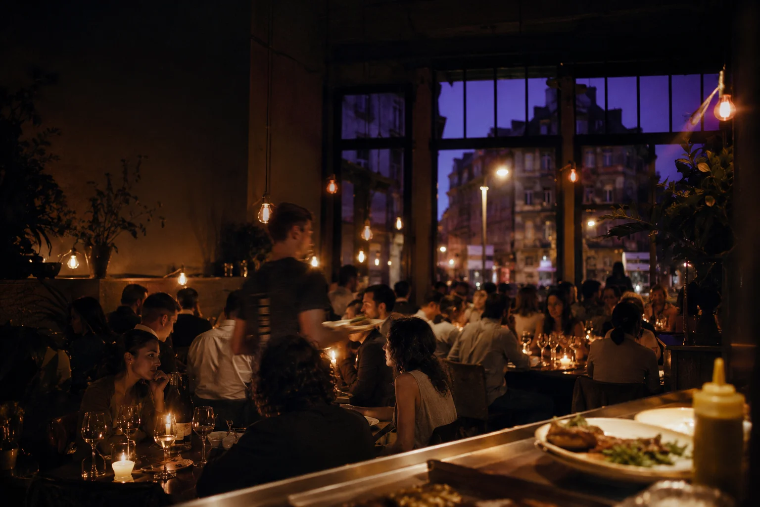Sala de restaurante cheia ao anoitecer